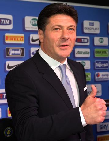 Il nuovo allenatore dell'Inter in posa per le foto di rito. Forte